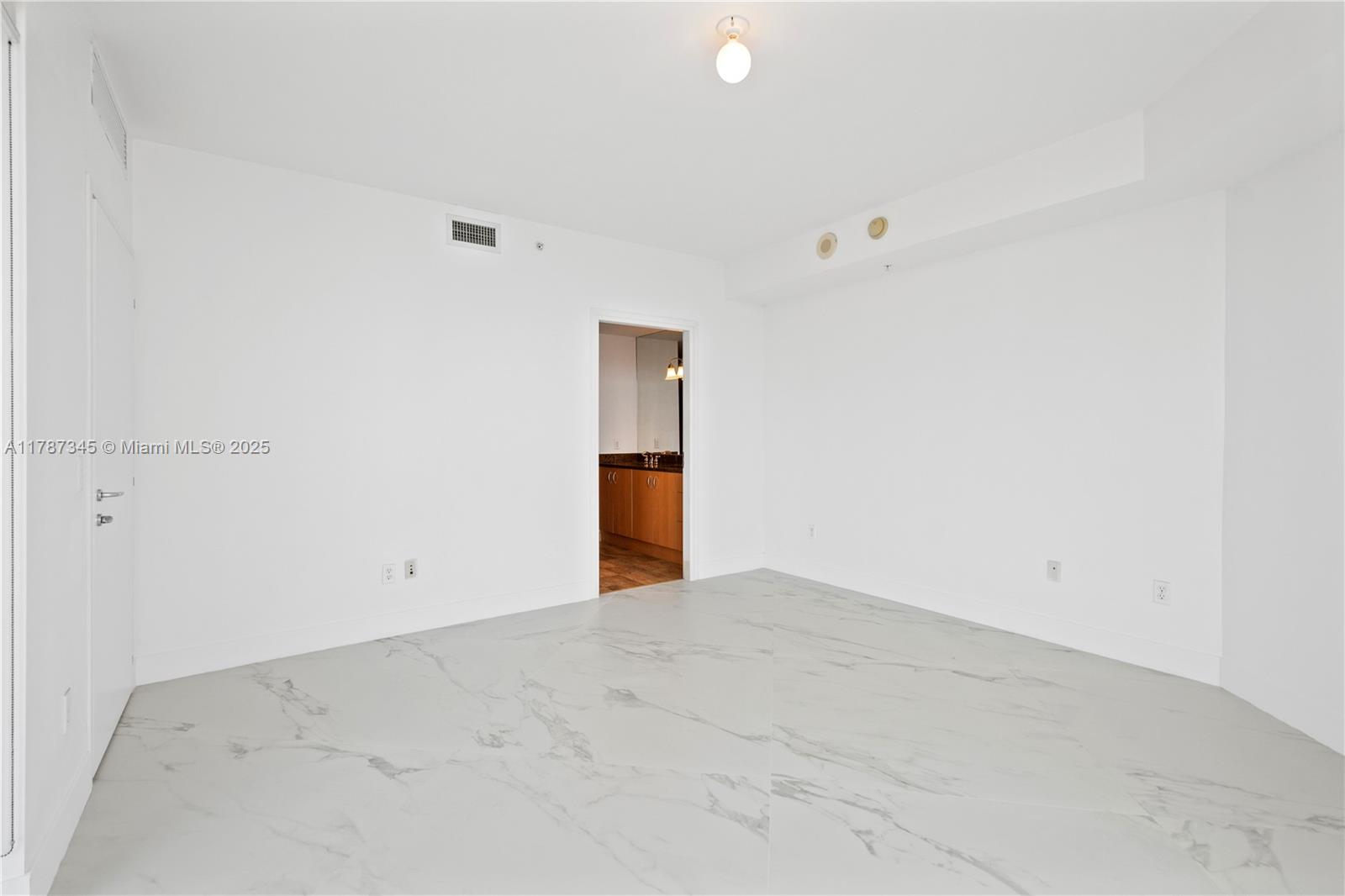 300 S Biscayne Blvd # 3010 Unit: T-3010