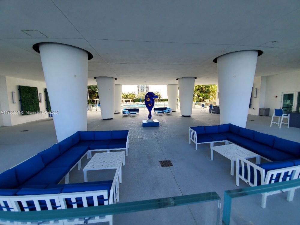 1800 N Bayshore Dr # 1001