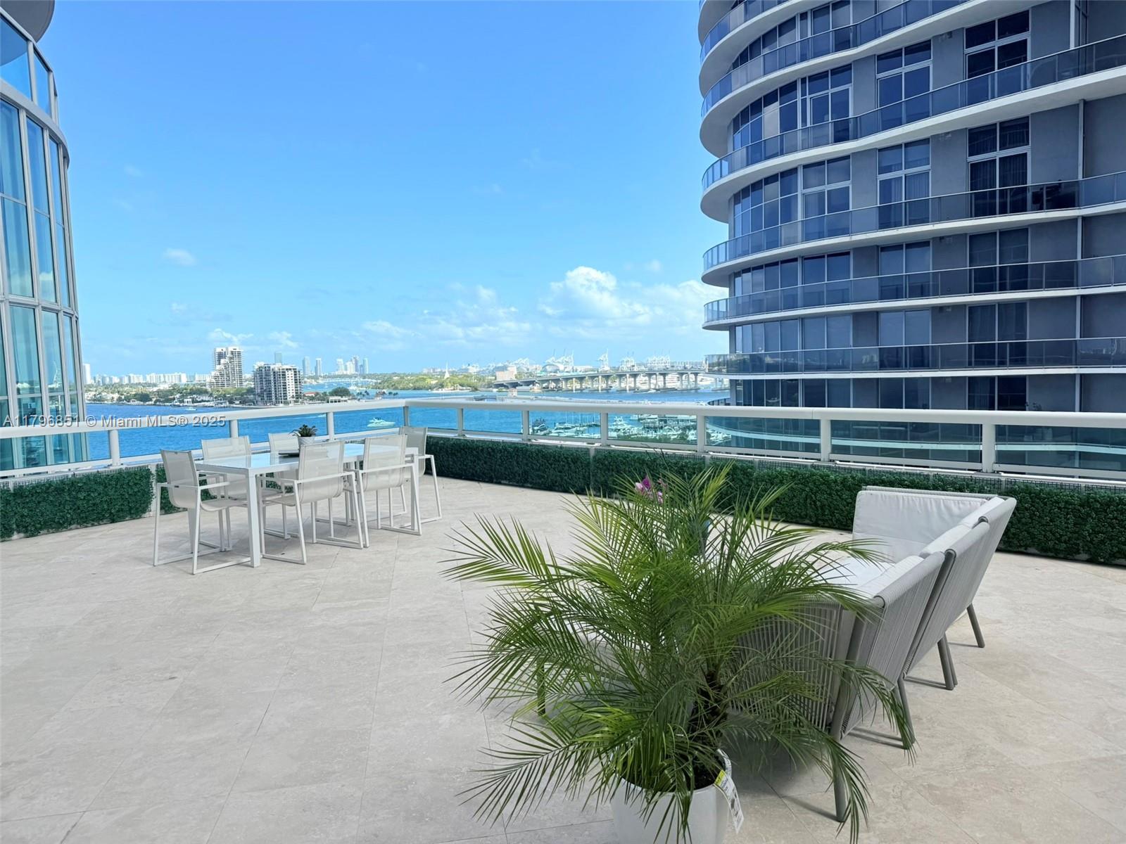 1800 N Bayshore Dr # 1001
