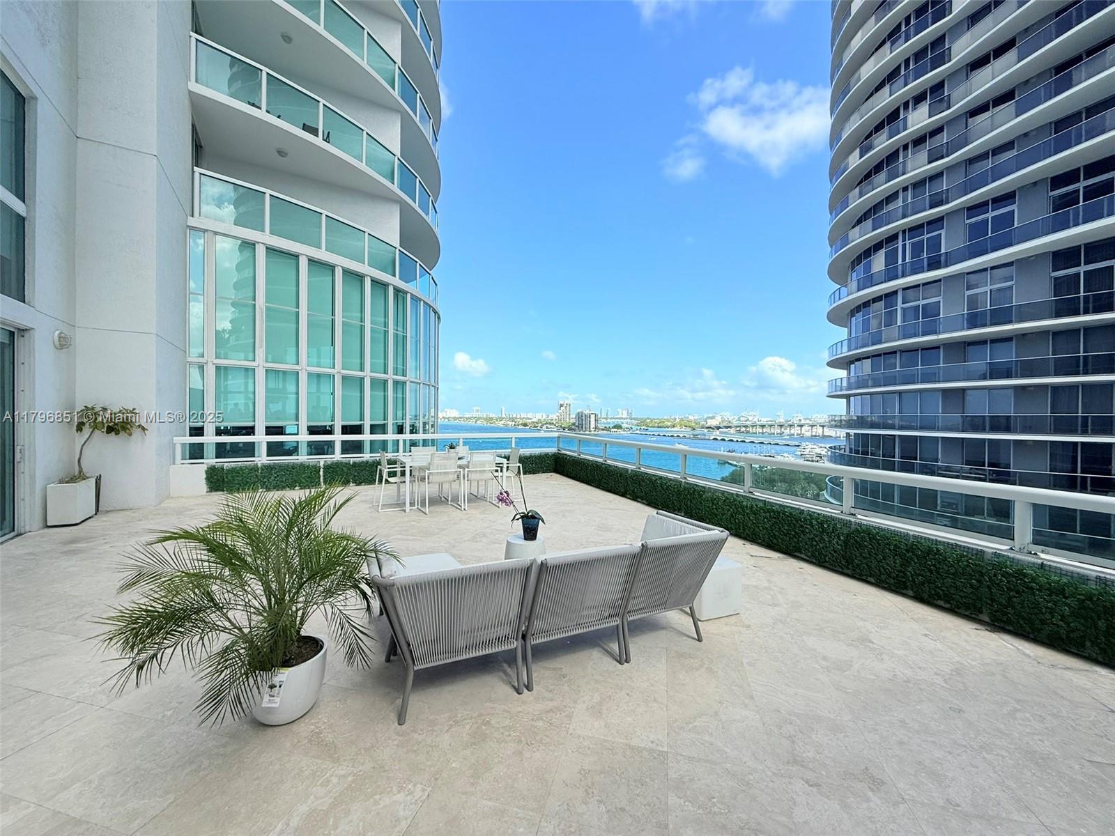 1800 N Bayshore Dr # 1001