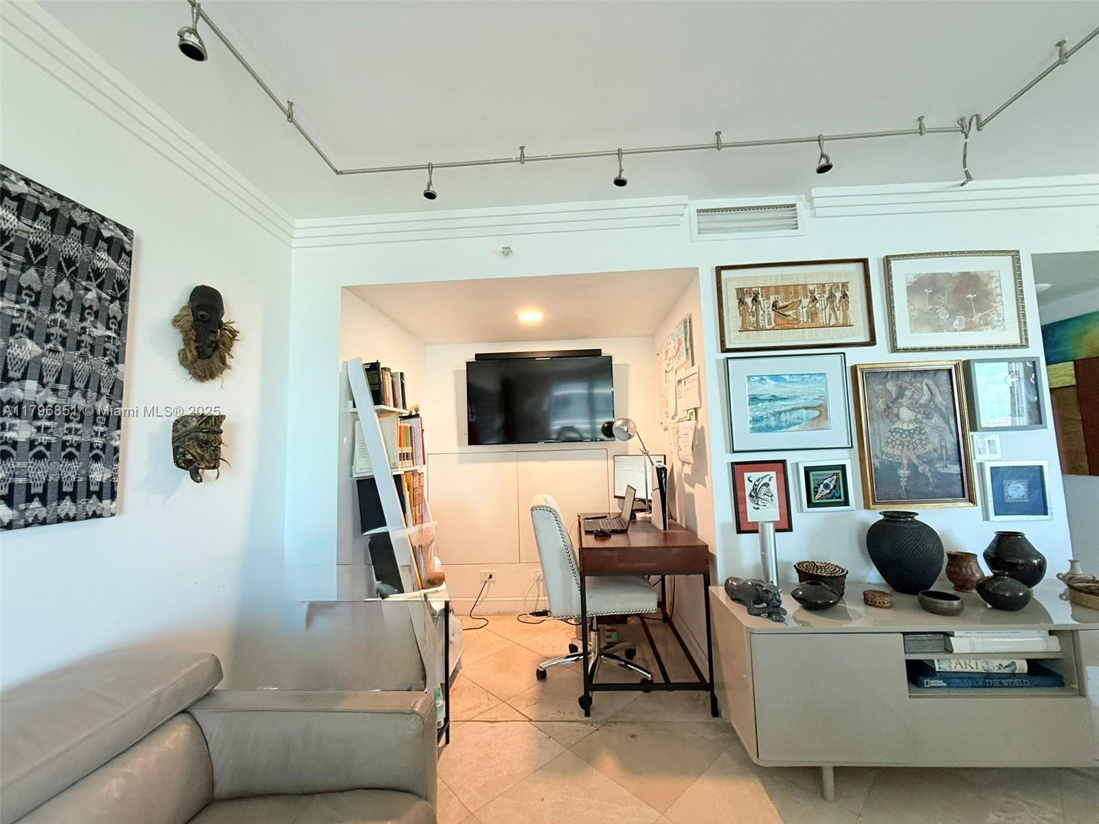 1800 N Bayshore Dr # 1001