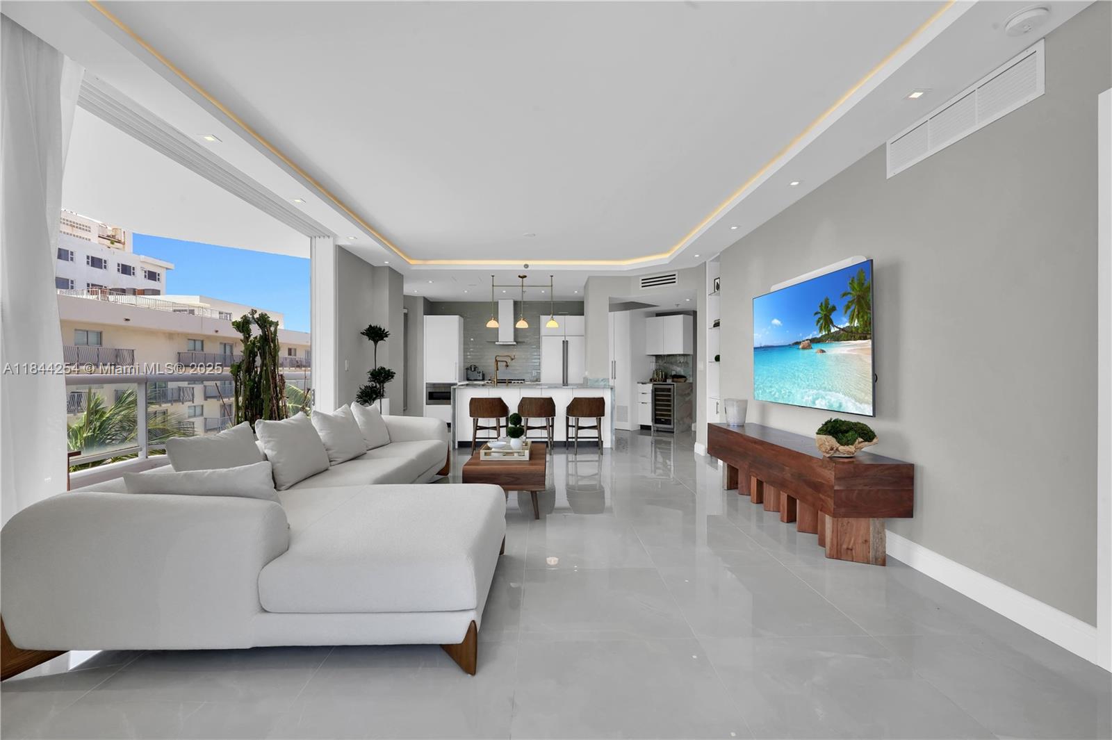 4201 Collins Ave # 401