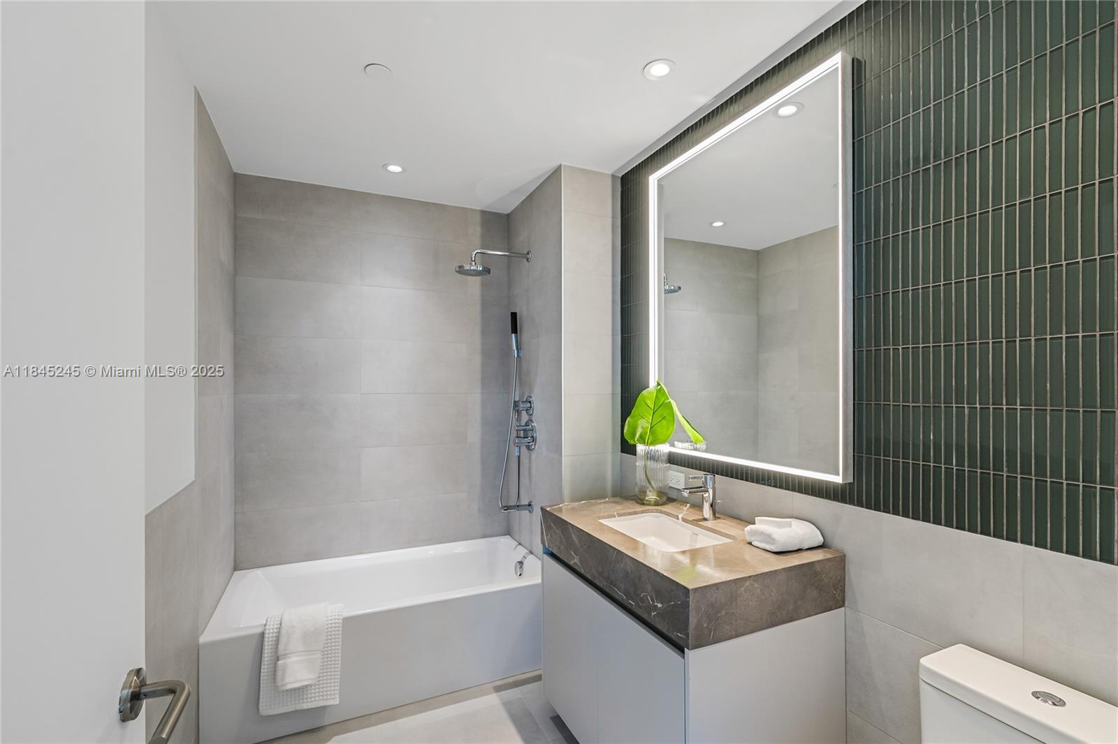 500 Alton Unit: 2305/06