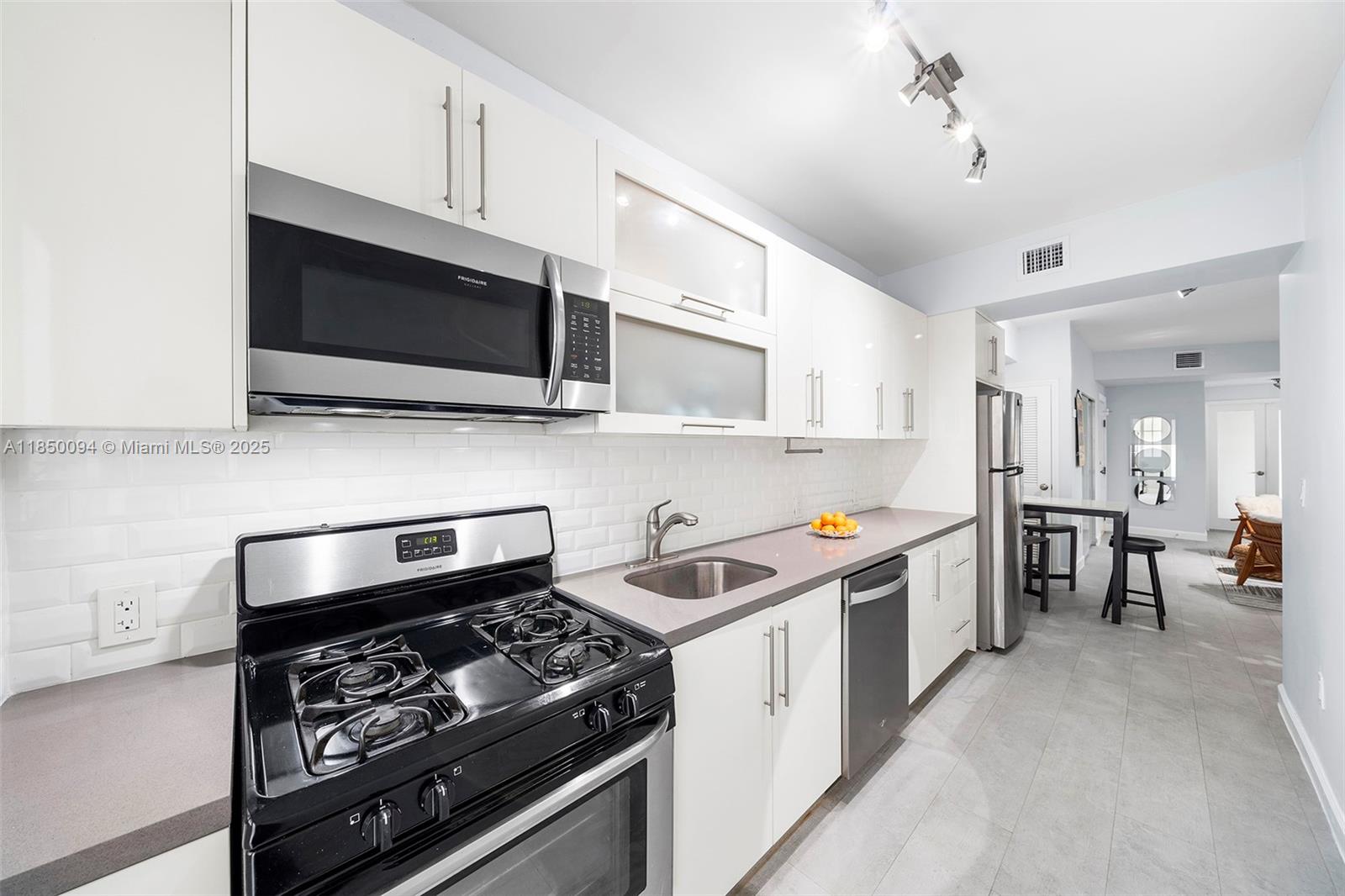 1569 Michigan Ave # 10