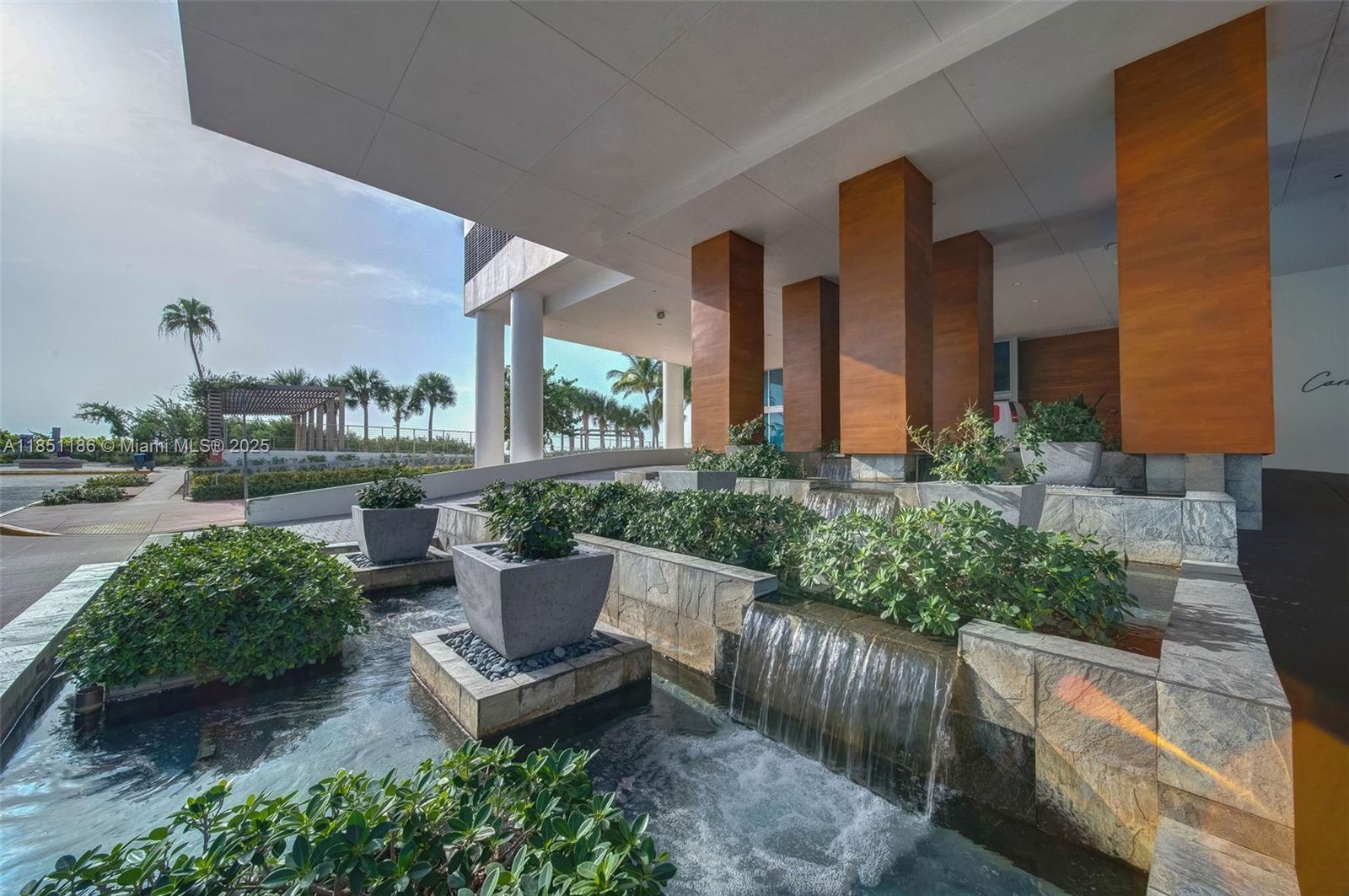 6799 Collins Ave # 706