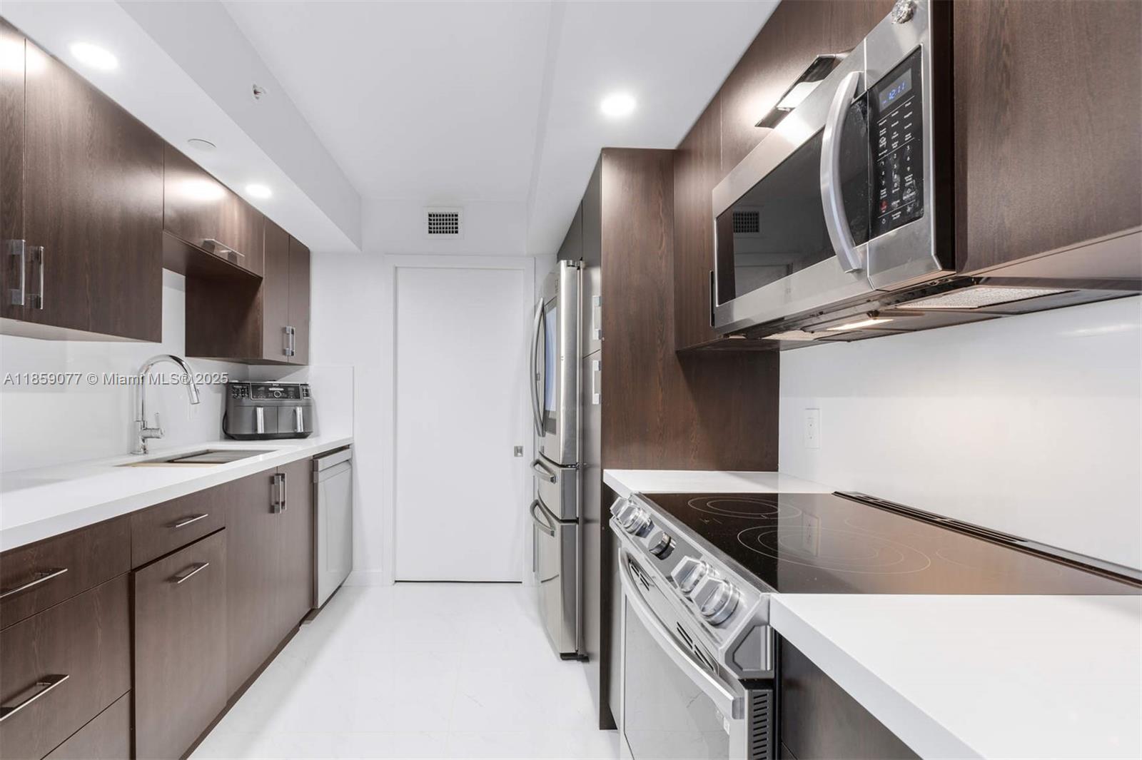 6917 Collins Ave # 906