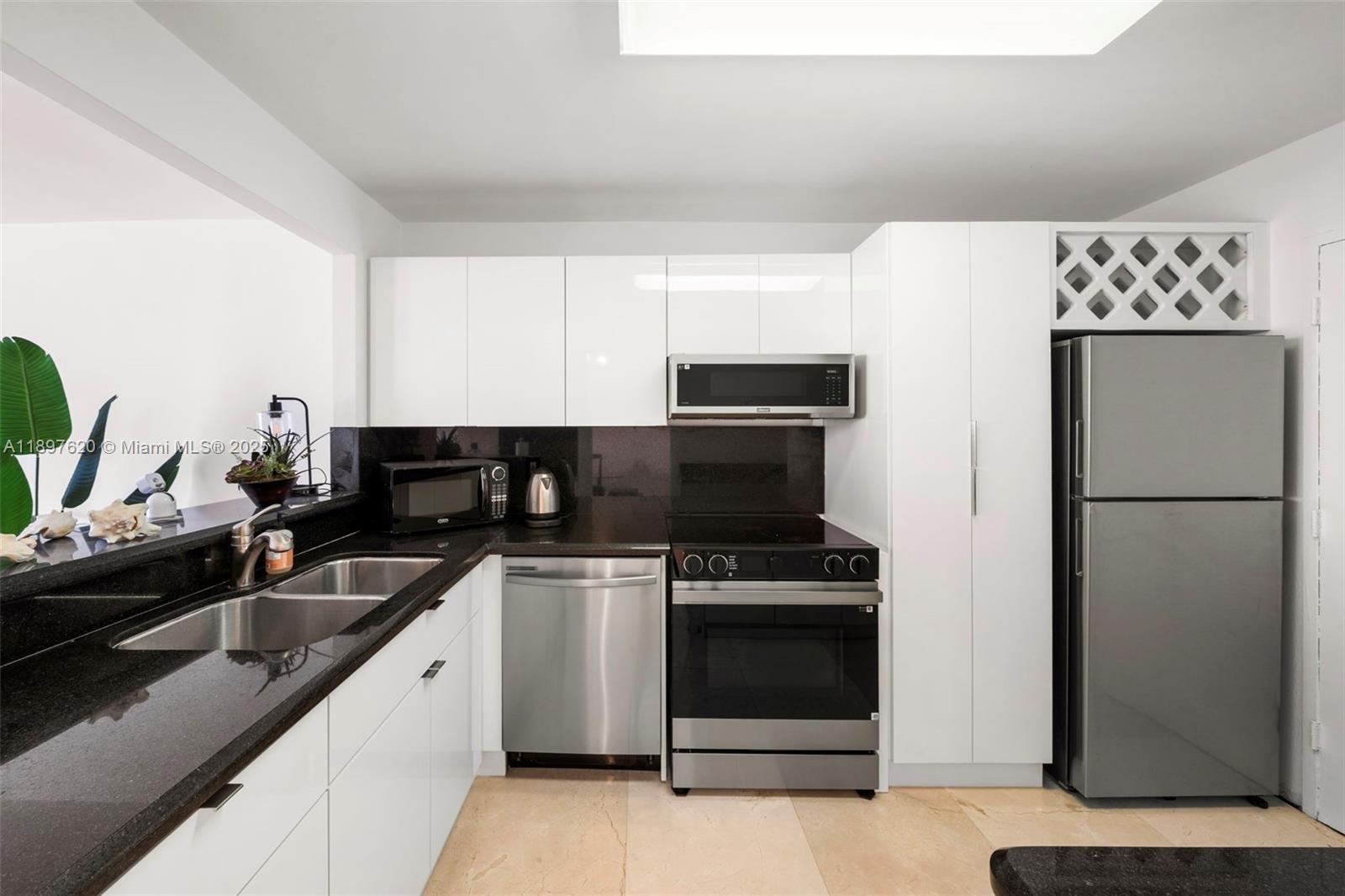 5555 Collins Ave # 14E