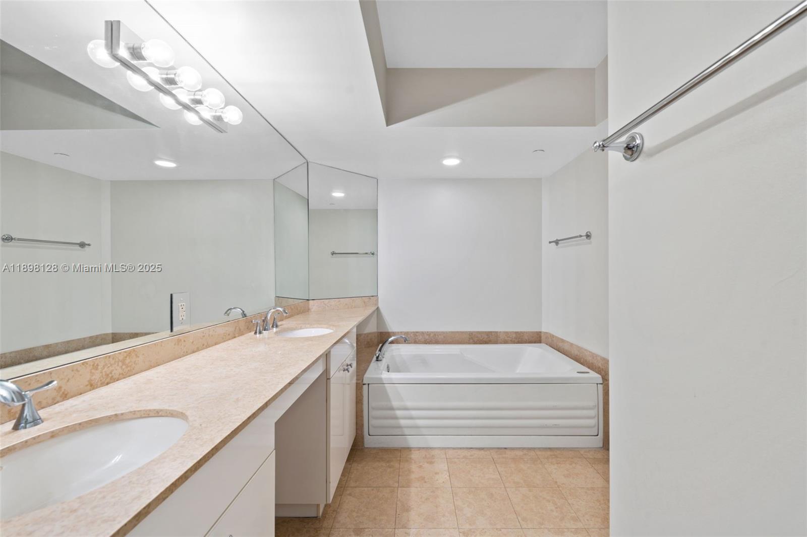 4775 Collins Ave # 3207