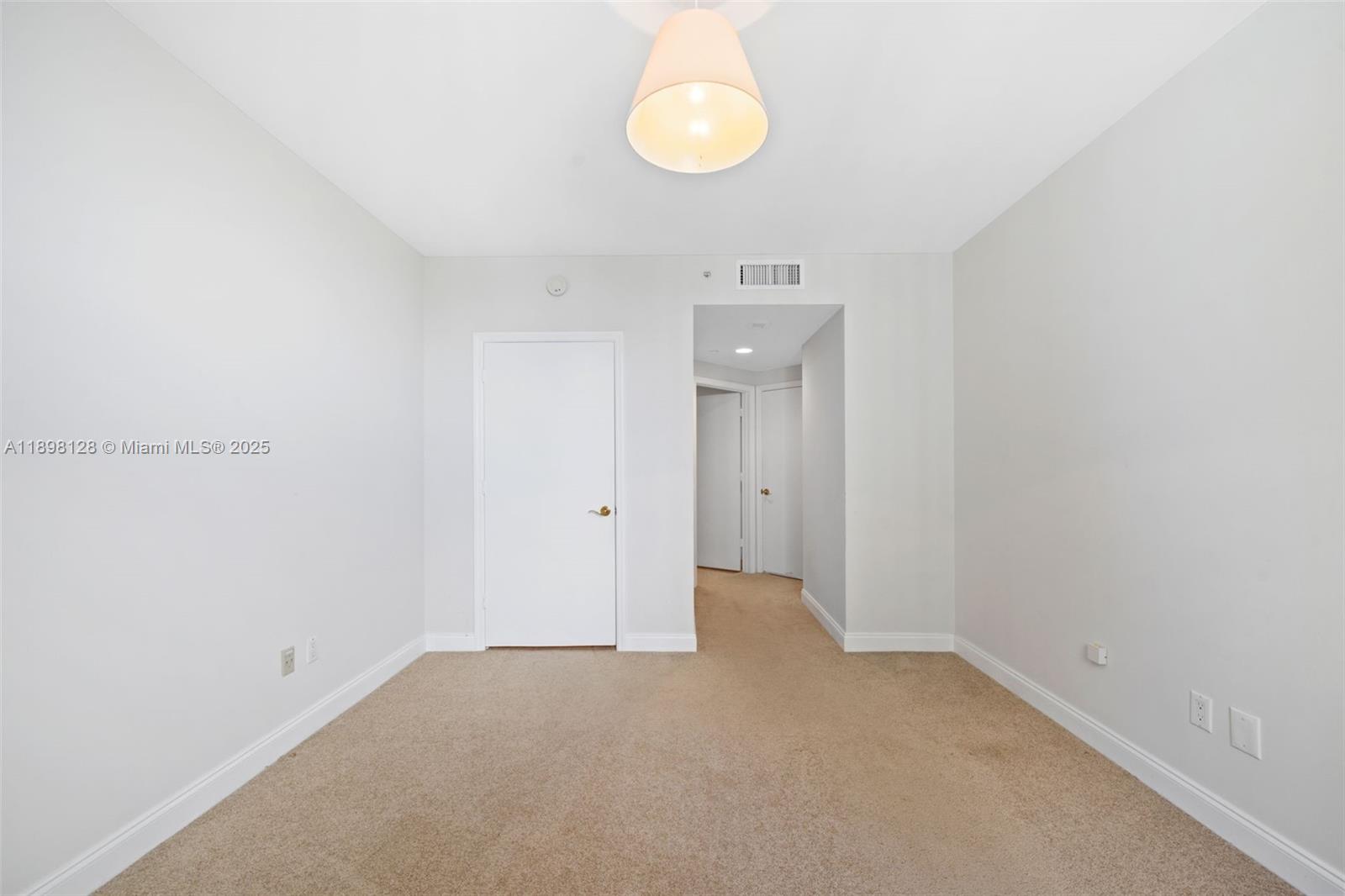 4775 Collins Ave # 3207