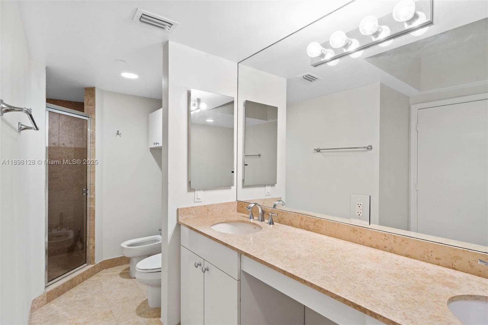 4775 Collins Ave # 3207