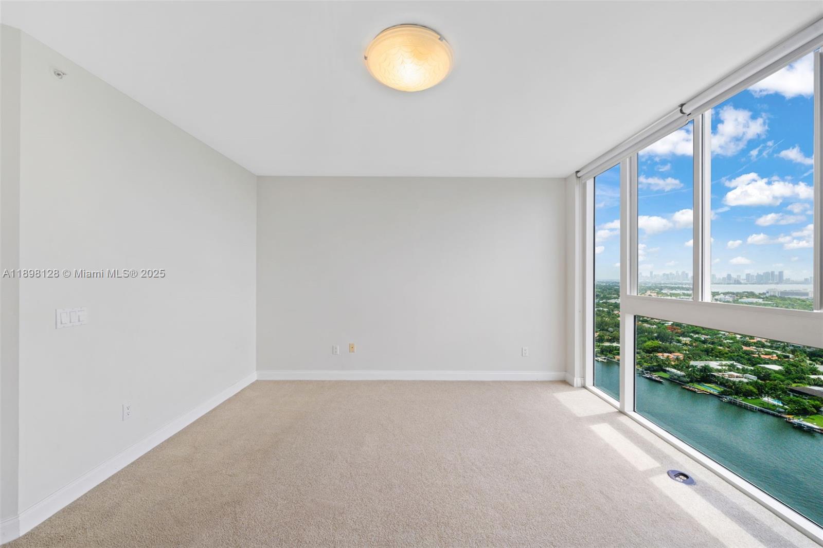 4775 Collins Ave # 3207