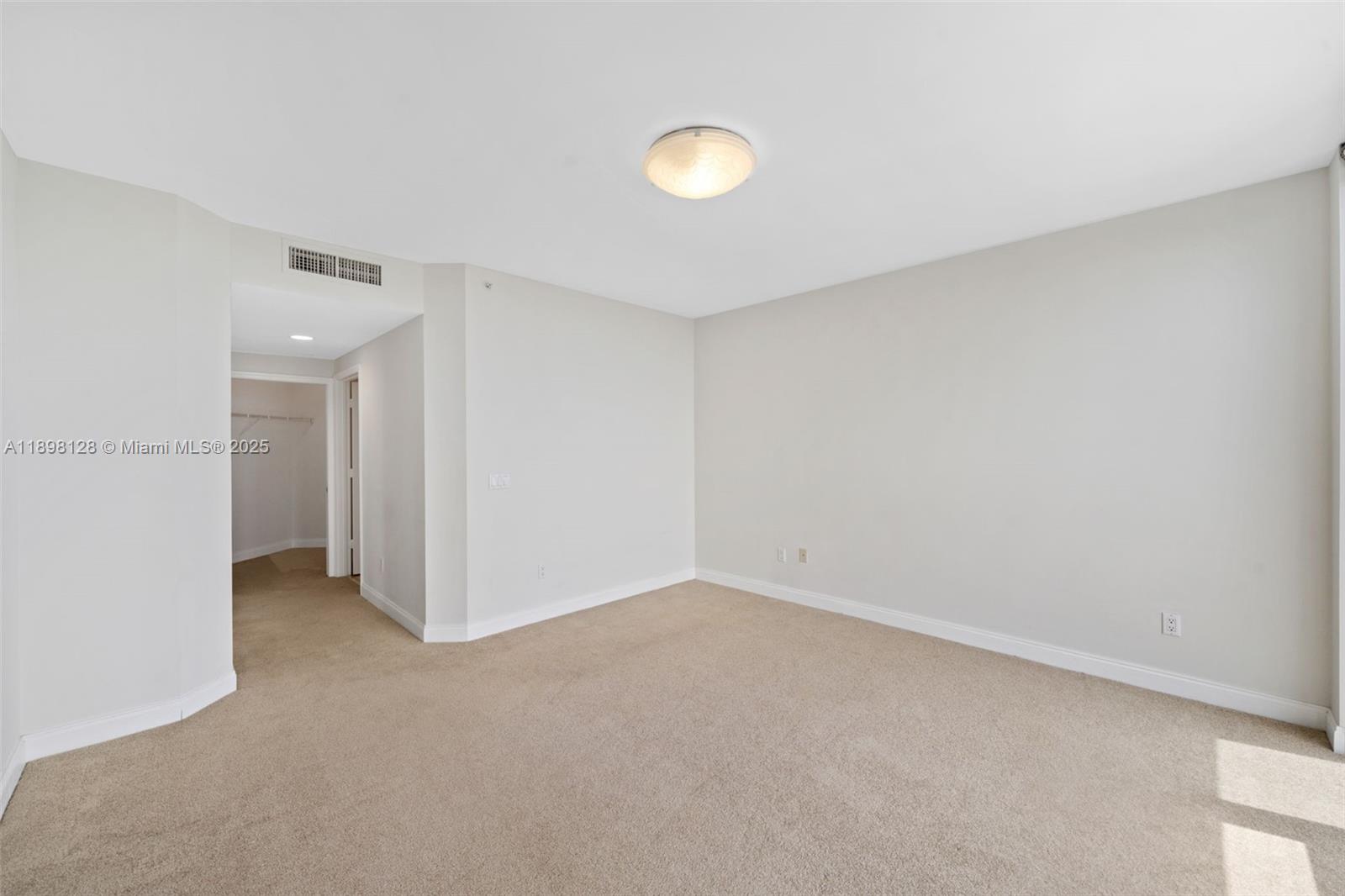 4775 Collins Ave # 3207