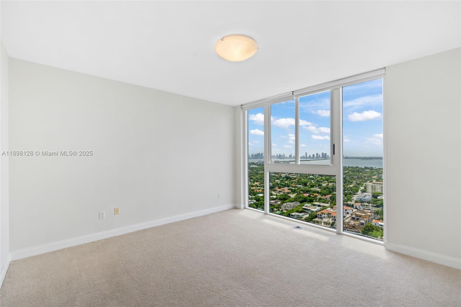 4775 Collins Ave # 3207