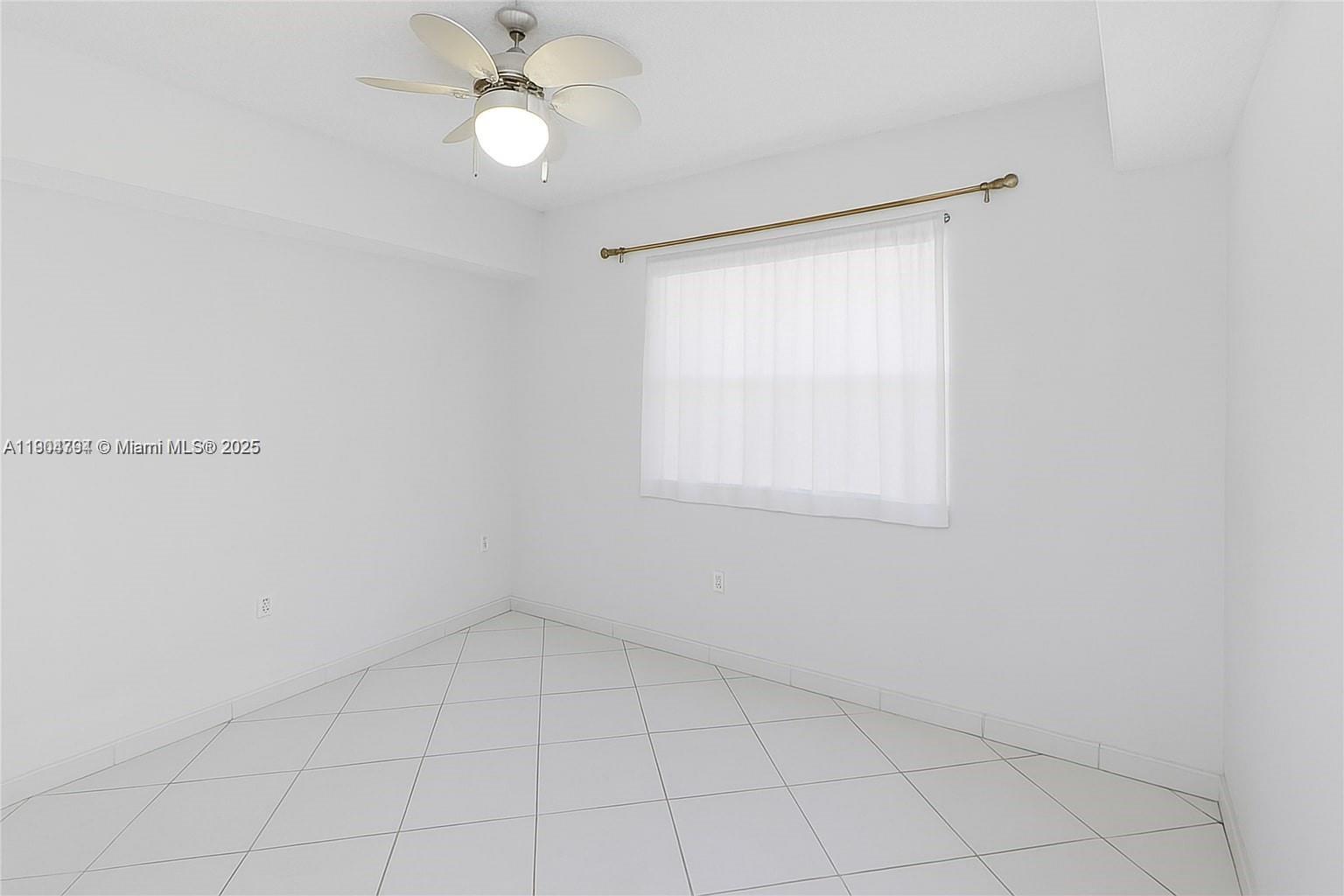 2600 Collins Ave # 405