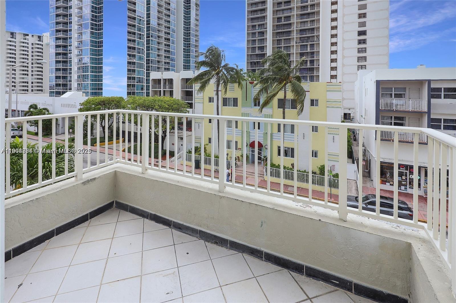 2600 Collins Ave # 405