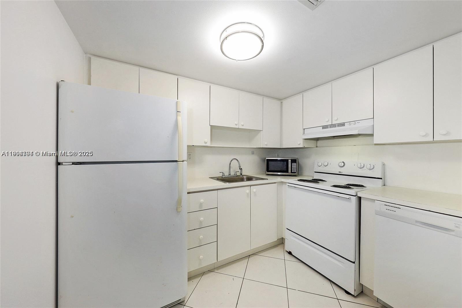 2600 Collins Ave # 405