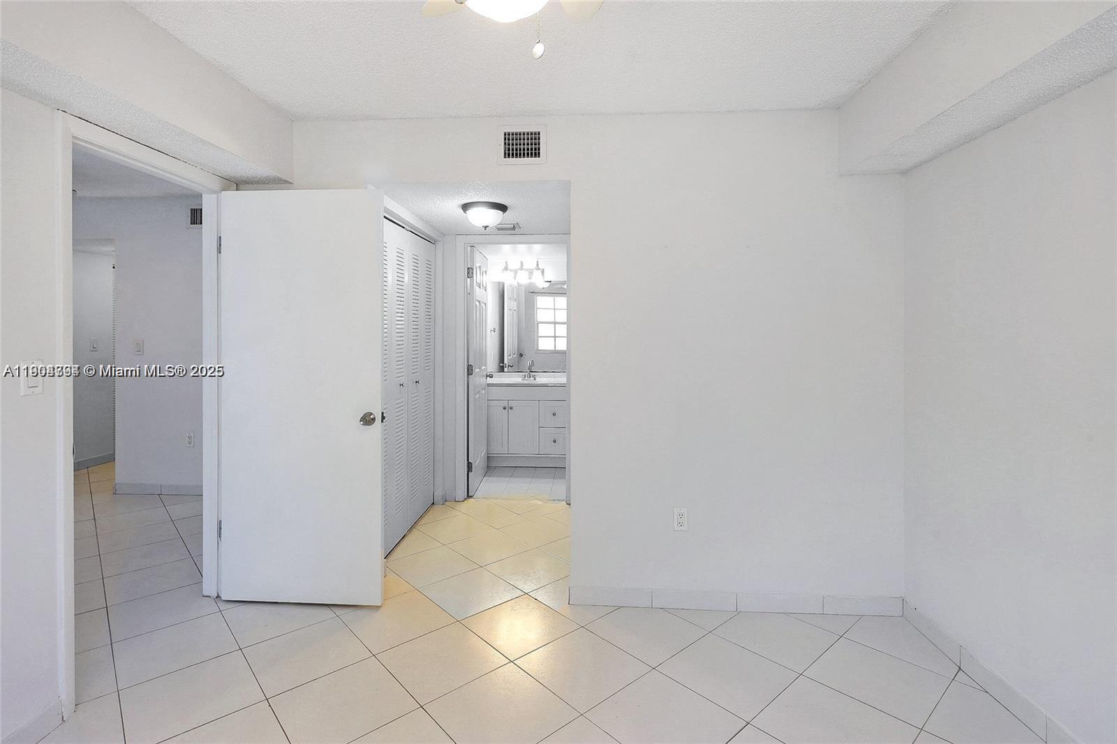 2600 Collins Ave # 405