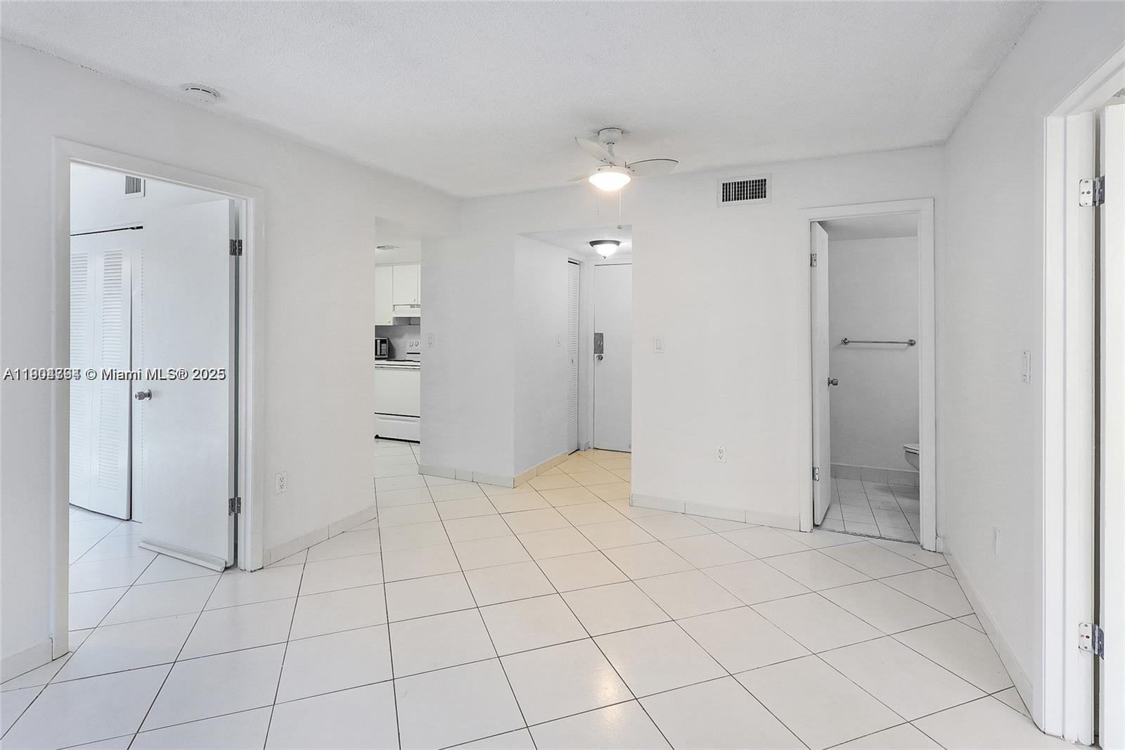 2600 Collins Ave # 405