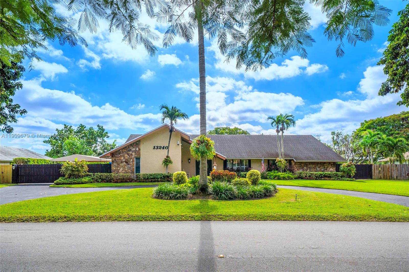13240 N Calusa Club Dr