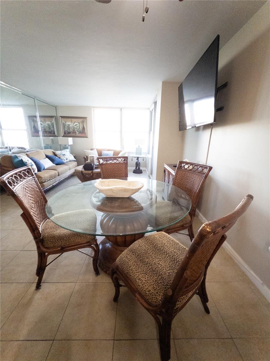 2899 Collins Ave # 723