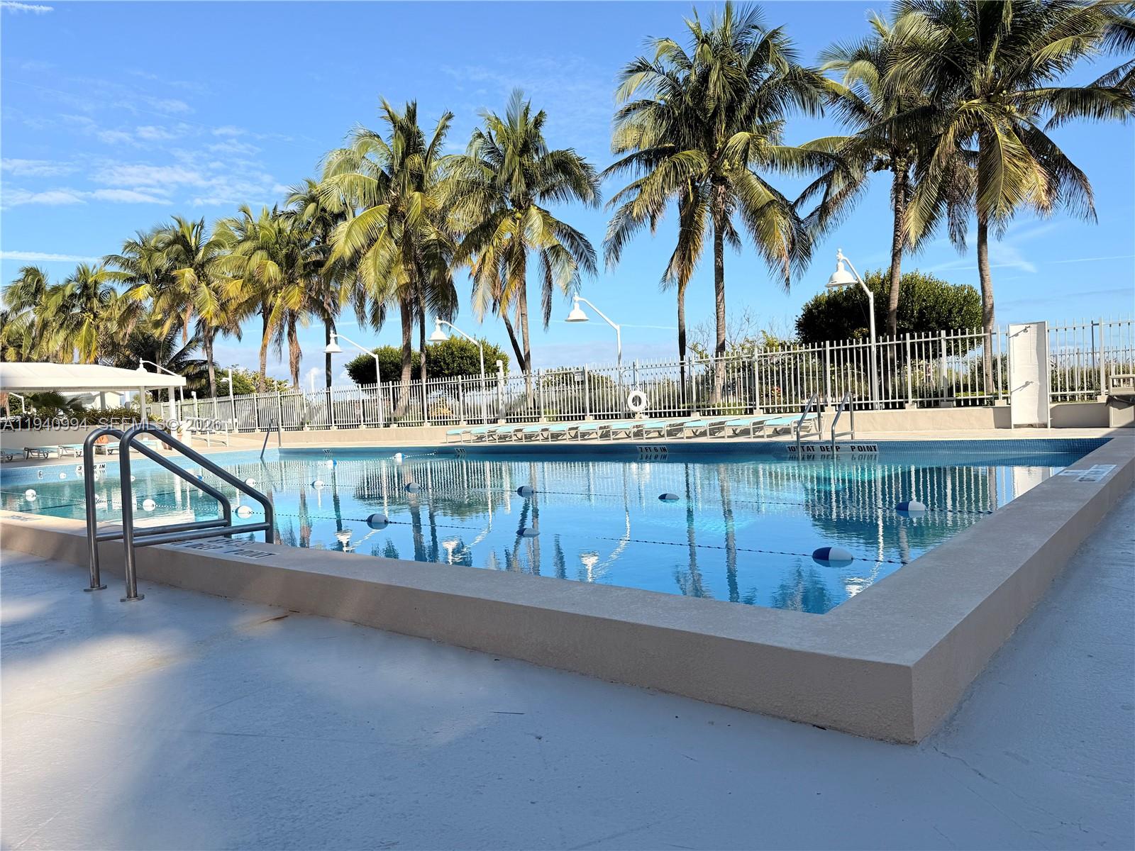 2899 Collins Ave # 723