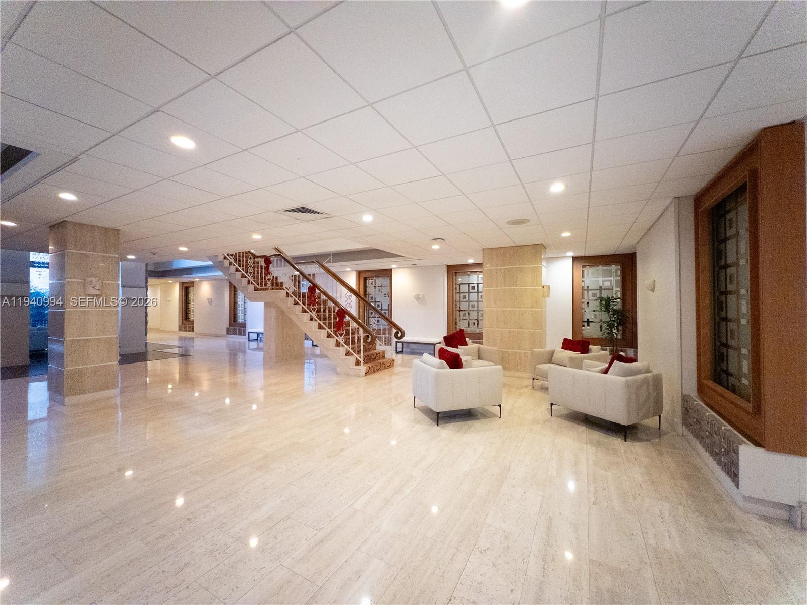 2899 Collins Ave # 723