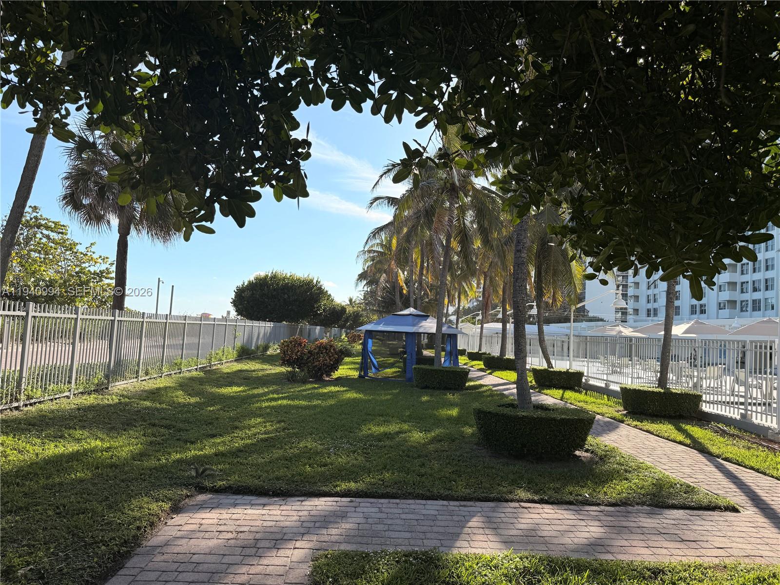 2899 Collins Ave # 723
