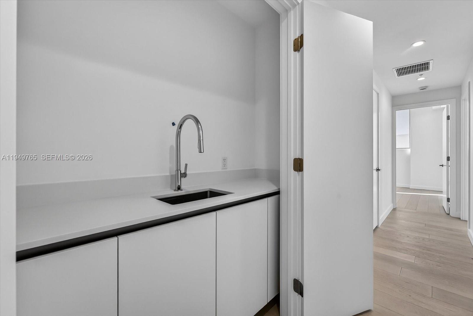 9201 E Bay Harbor Dr Unit: UPH02