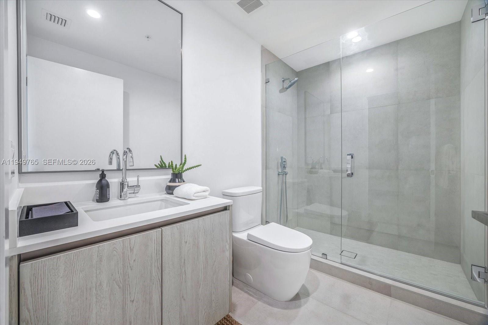 9201 E Bay Harbor Dr Unit: UPH02
