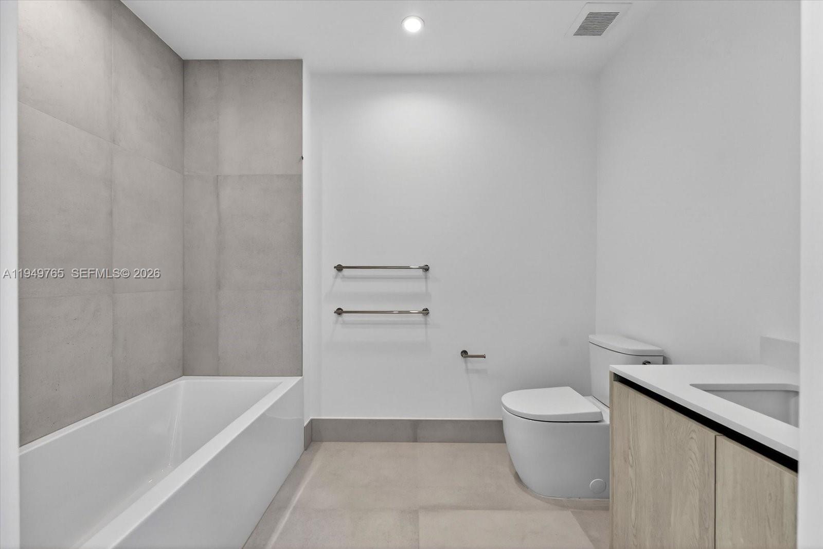9201 E Bay Harbor Dr Unit: UPH02