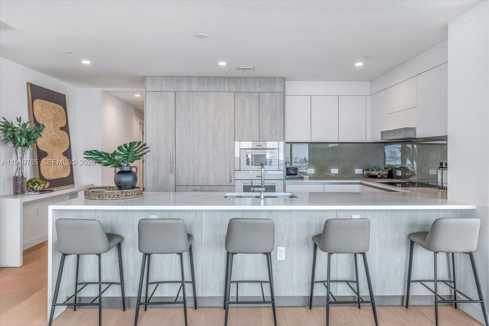 9201 E Bay Harbor Dr Unit: UPH02