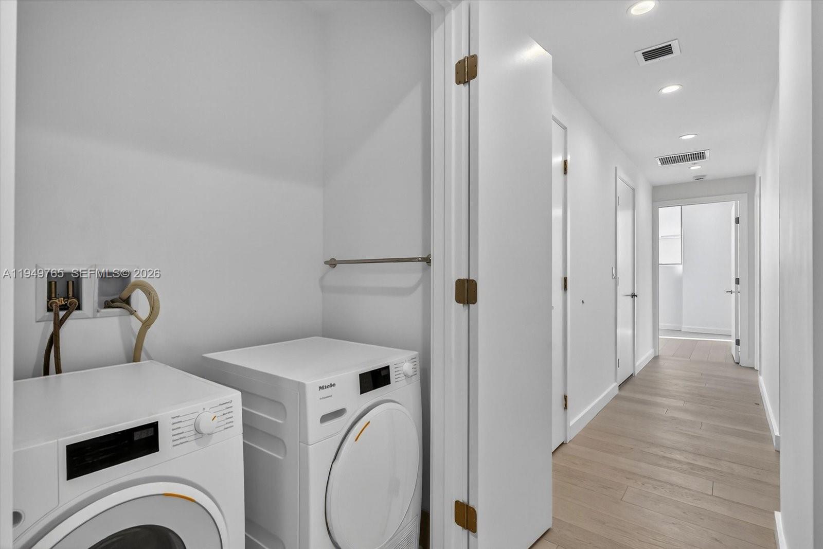 9201 E Bay Harbor Dr Unit: UPH02