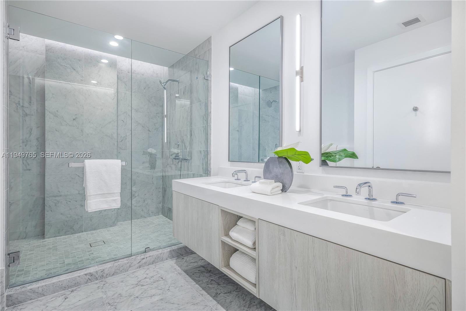 9201 E Bay Harbor Dr Unit: UPH02