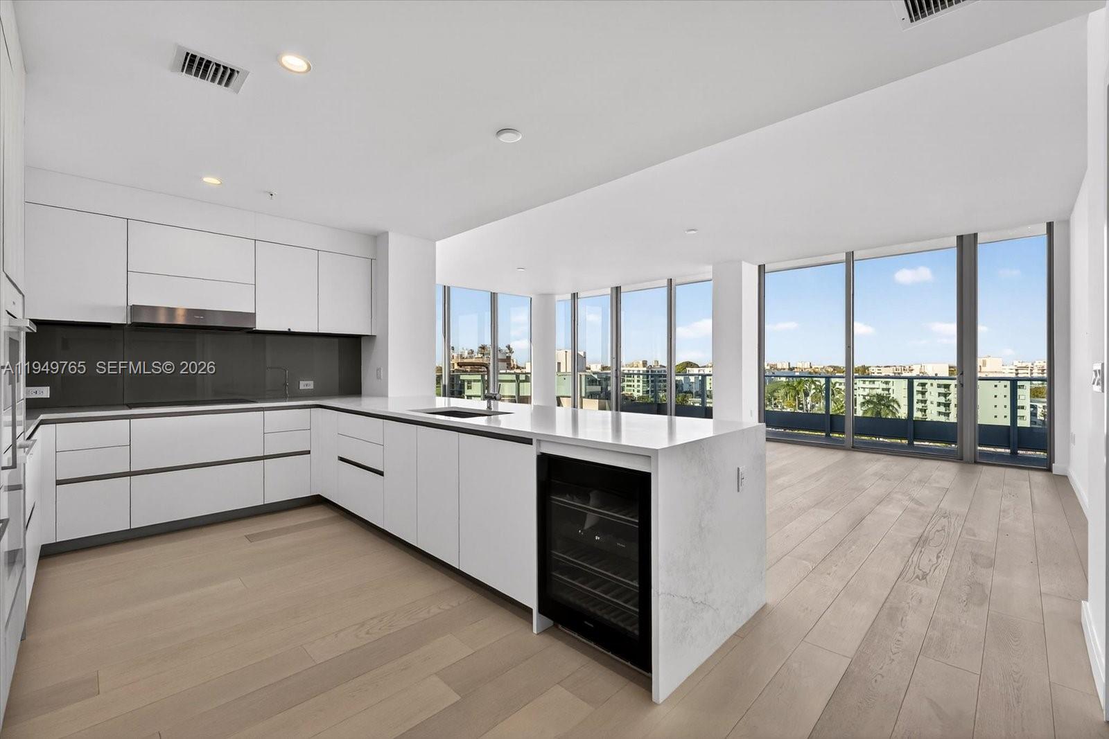 9201 E Bay Harbor Dr Unit: UPH02