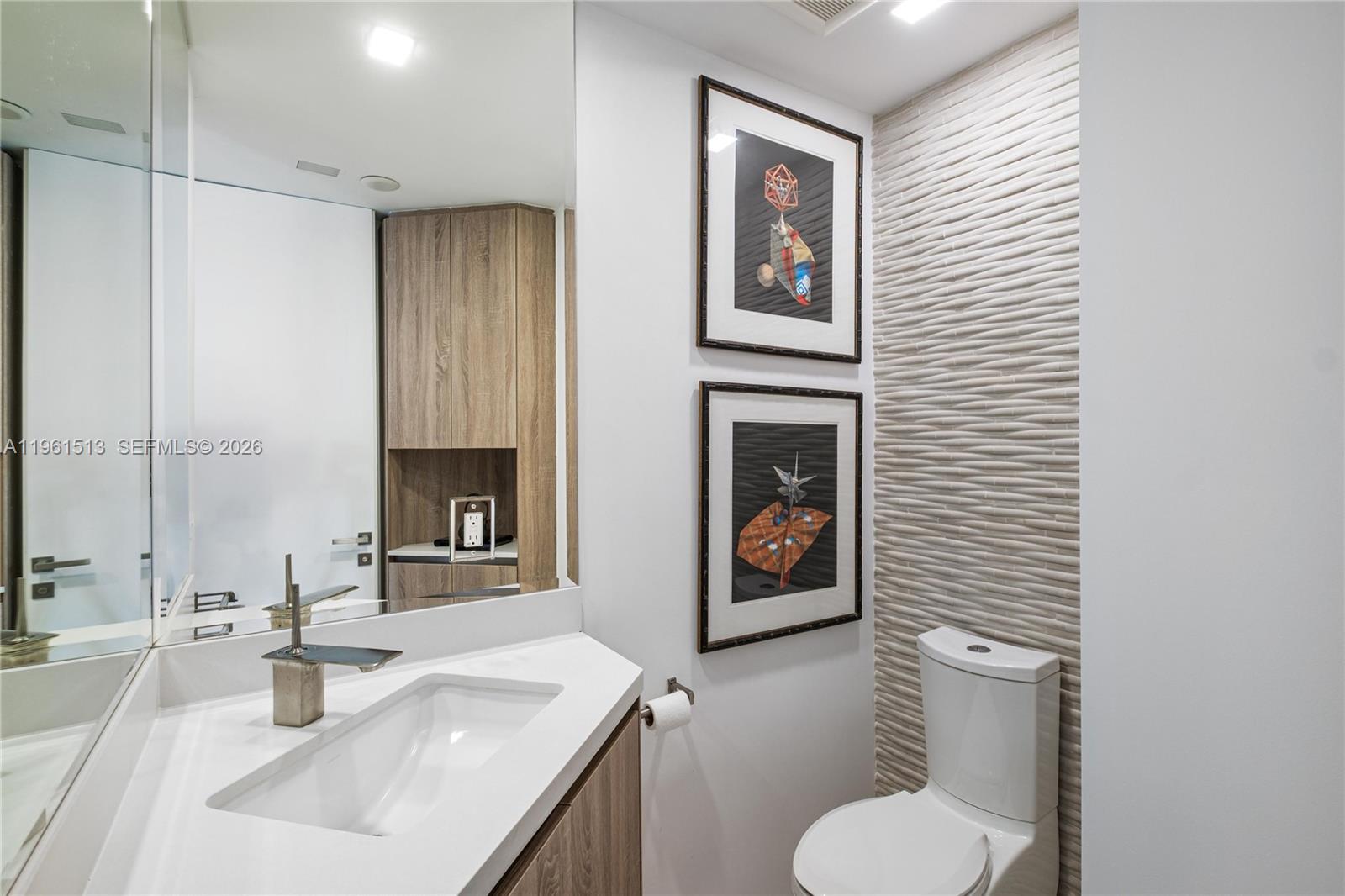 1000 Venetian Way # 403