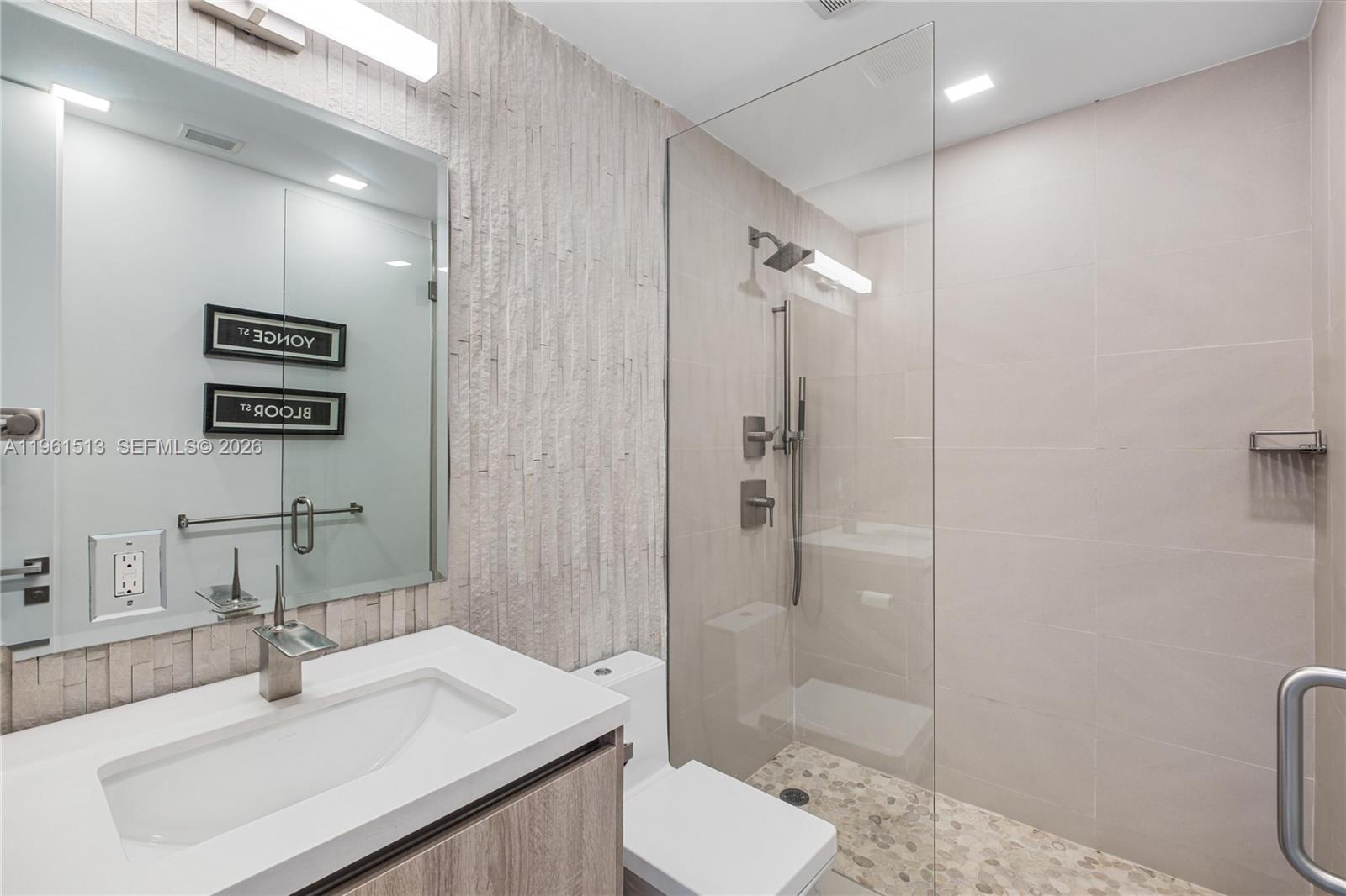 1000 Venetian Way # 403
