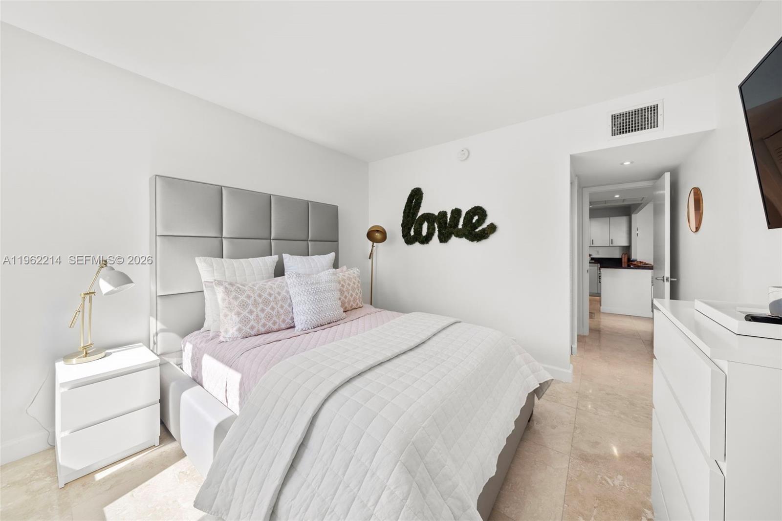 2301 Collins Ave # 908