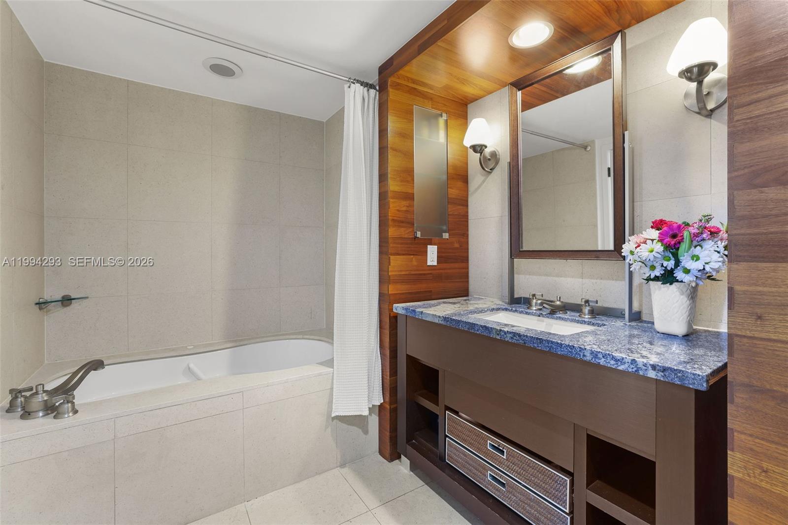 6801 Collins Ave Unit: 1112 (Door 1102)