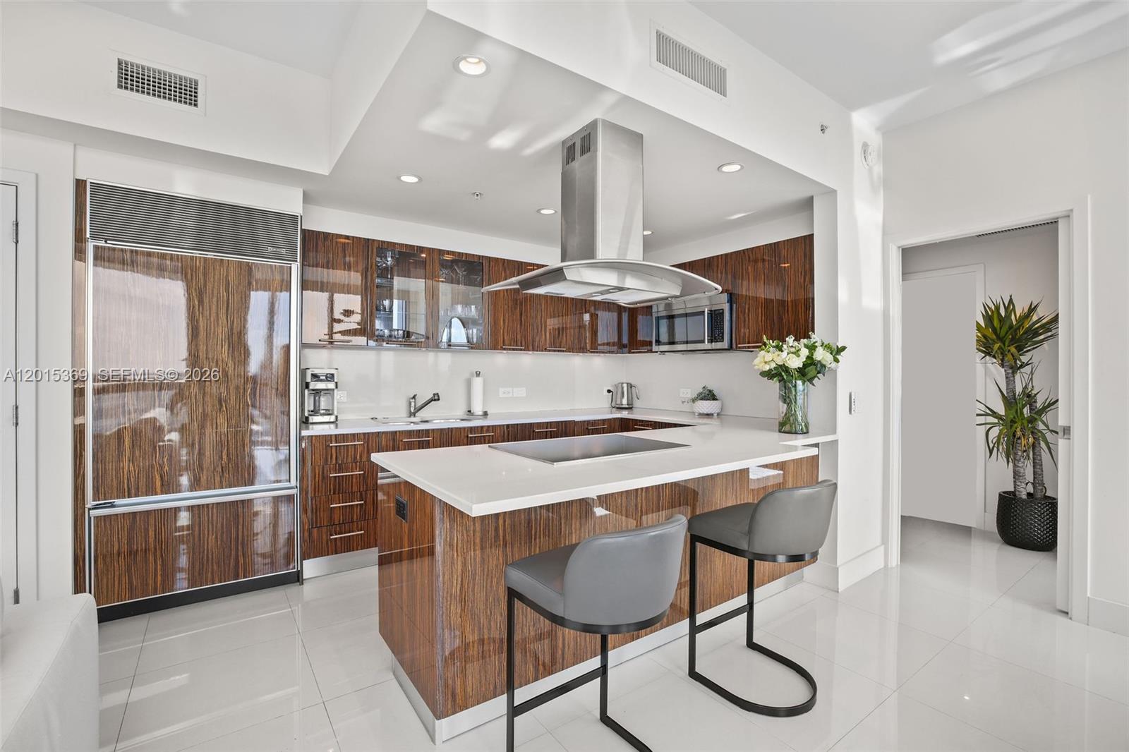 6899 Collins Ave # 1610