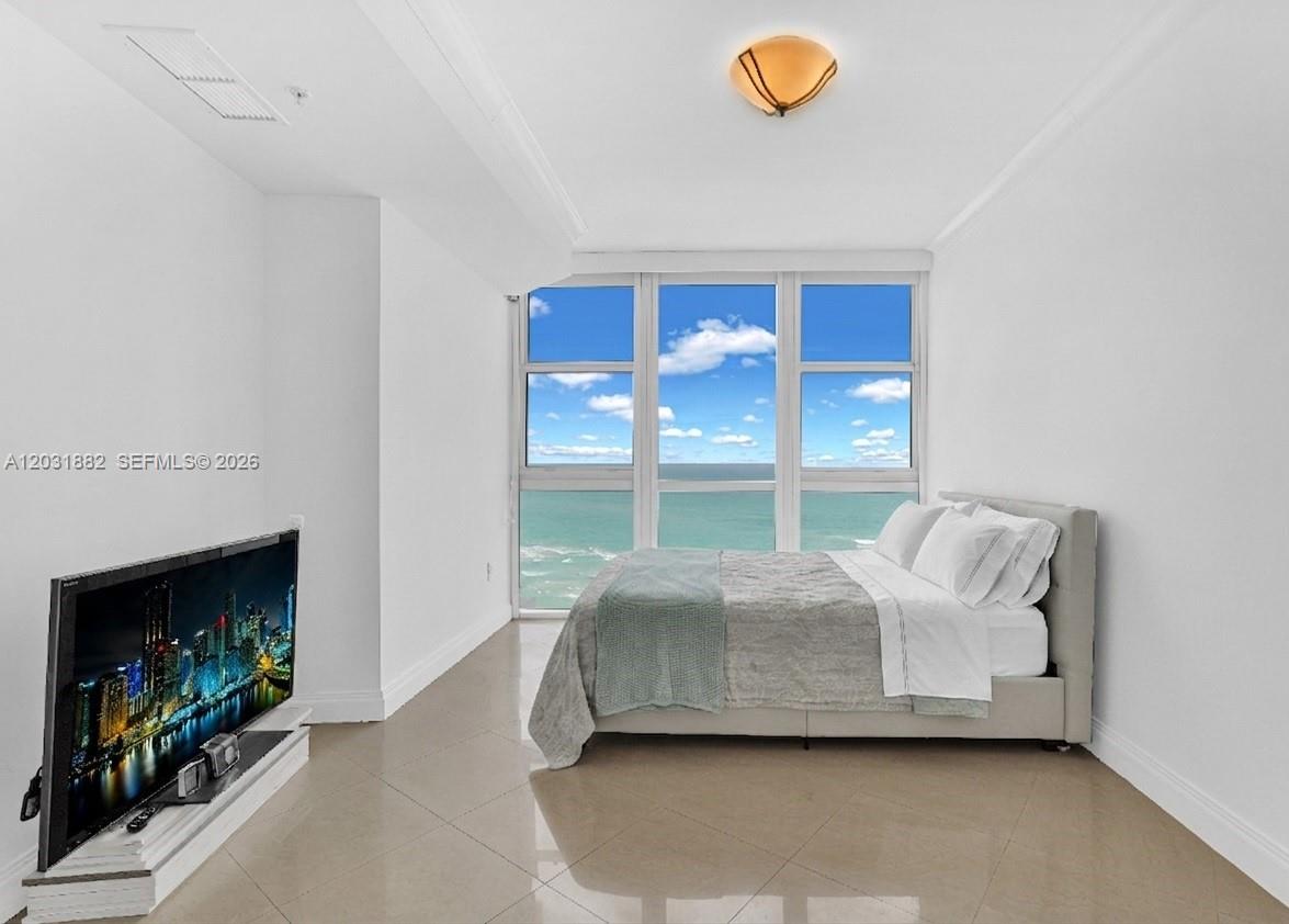 18201 Collins Ave # 2008A