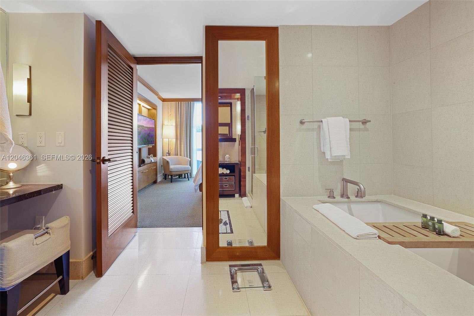 6801 Collins Ave Unit: 608 (door 616)