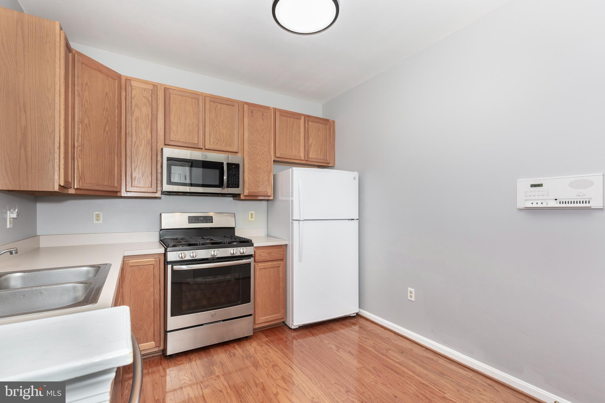 313 3 SIRENS COURT