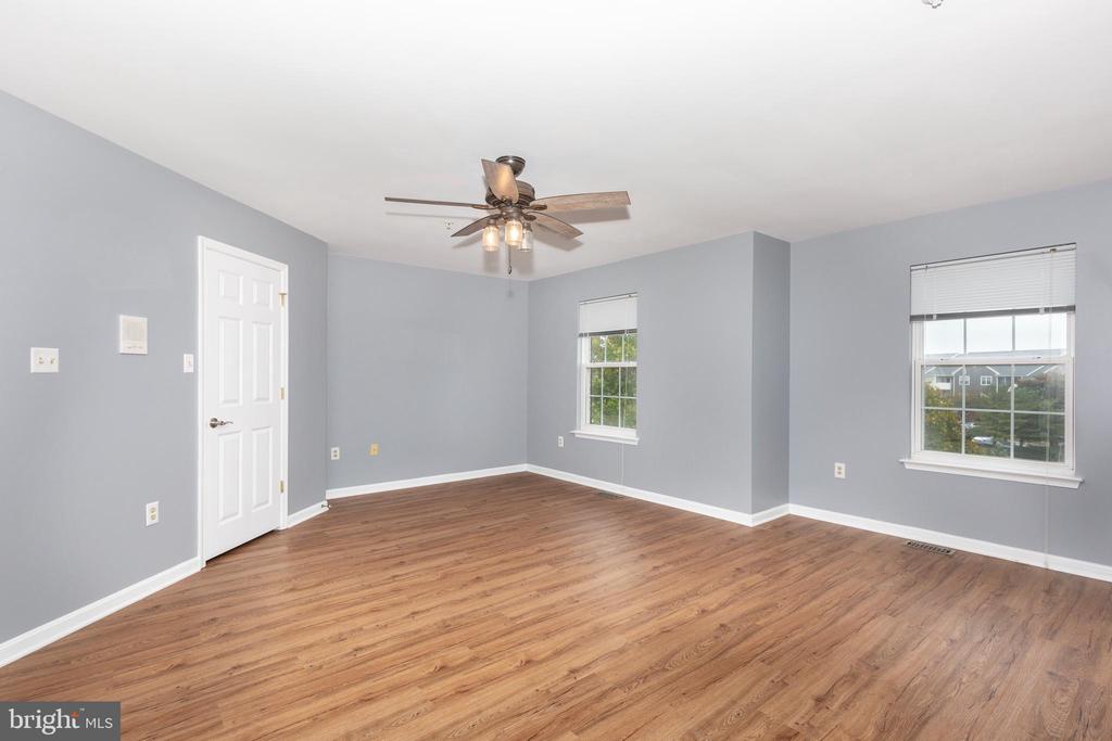 313 3 SIRENS COURT