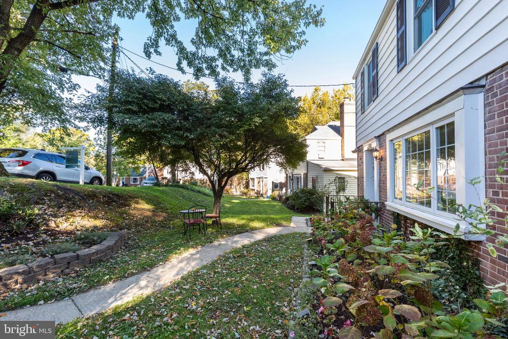 6633 LOCH HILL