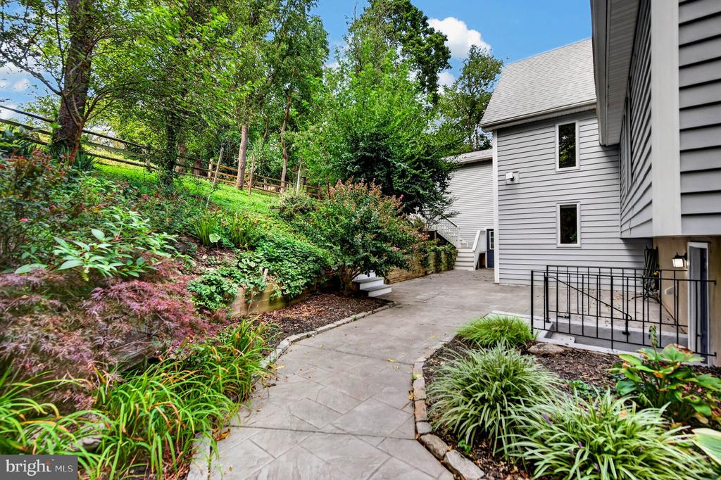 100 HILLSIDE ROAD