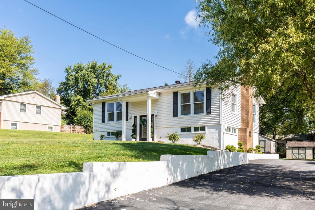 2404 SHAWNEE DRIVE
