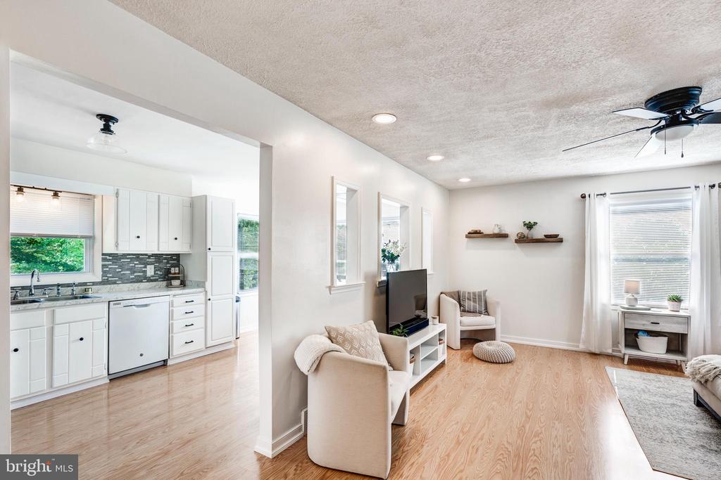 2404 SHAWNEE DRIVE