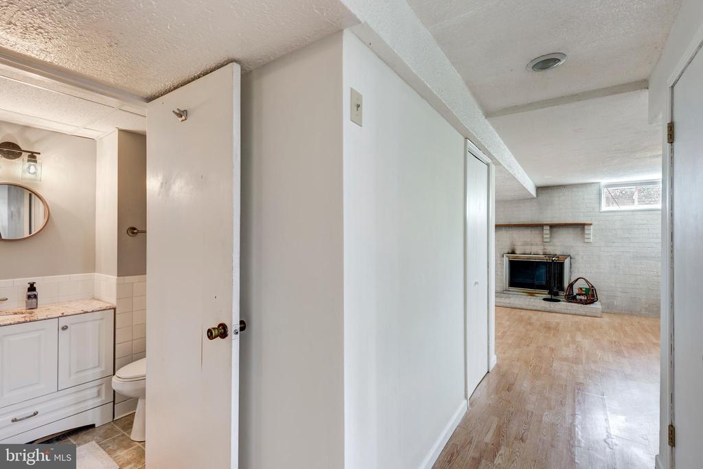 2404 SHAWNEE DRIVE