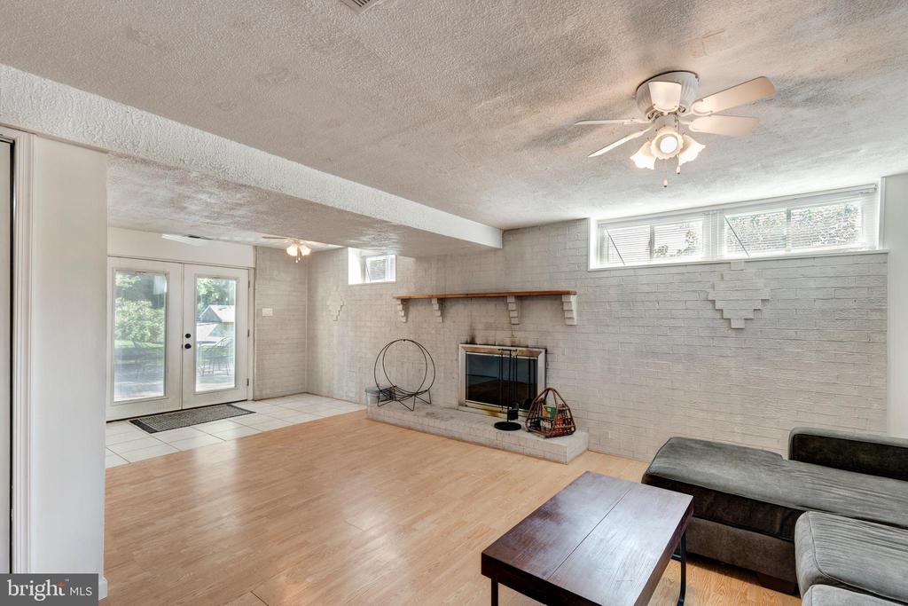 2404 SHAWNEE DRIVE