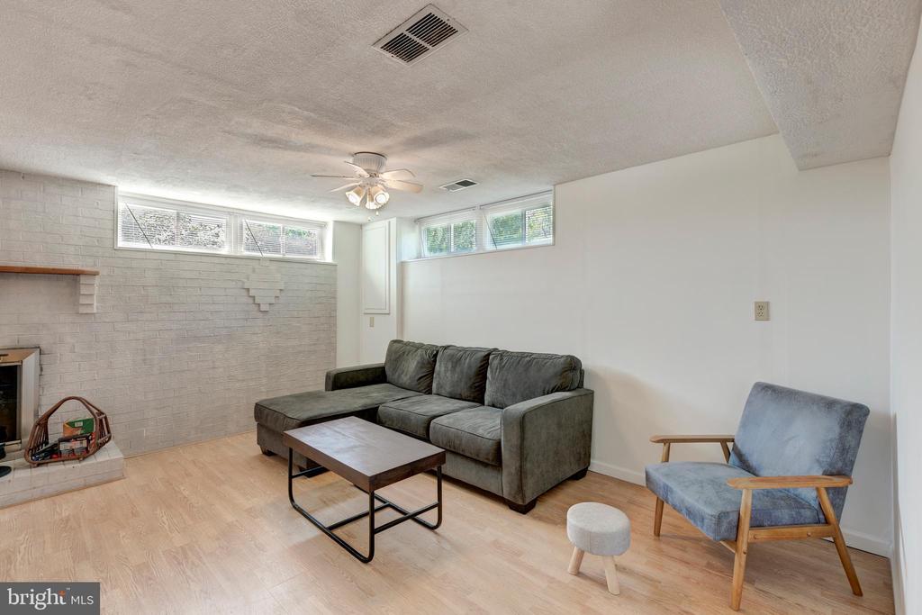2404 SHAWNEE DRIVE